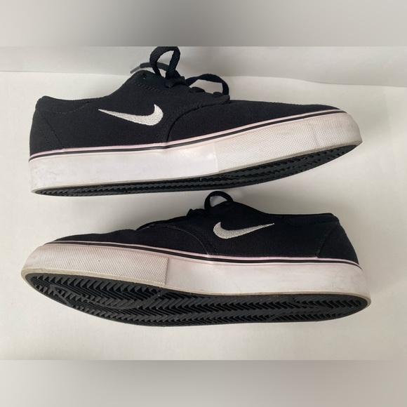 Nike SB black and white Unisex shoe - Picture 2 of 8